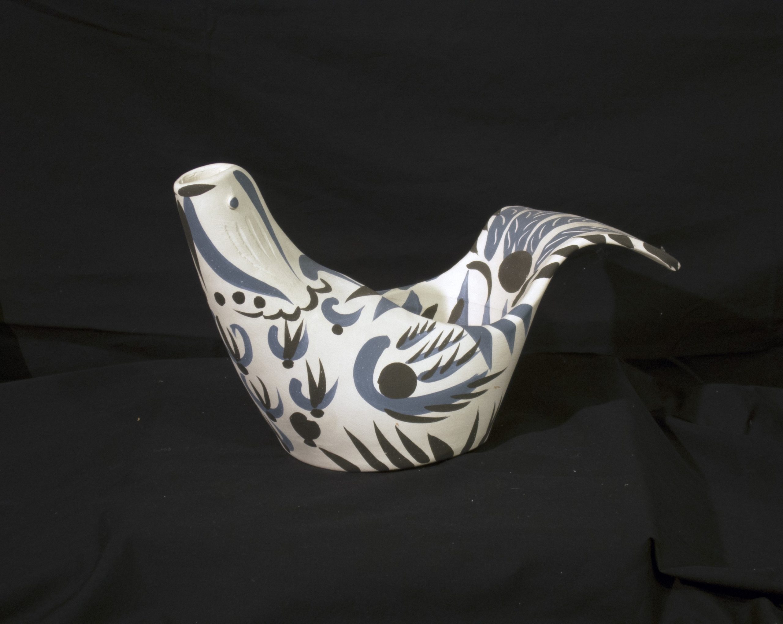 Pablo Picasso, Sujet colombe, mat (Dove), 1959, ceramic, 17.7 × 30 × 12.2 cm. Collection of Remai Modern. Gift of Frederick Mulder Foundation 2014. @ Picasso Estate / SOCAN (2022).